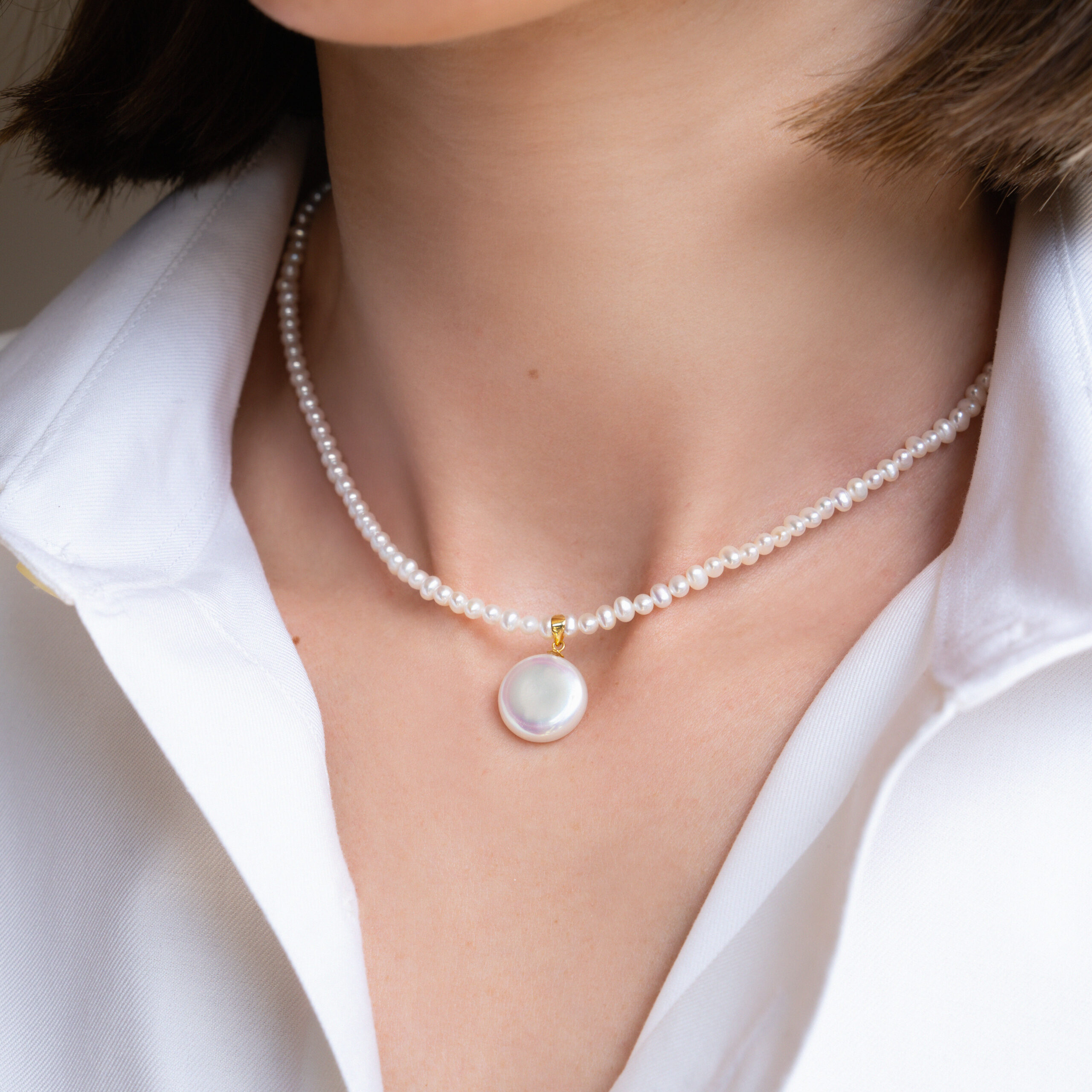 Colier Shell cu perle albe naturale de cultura de 3mm cu inchizatoare din aur galben de 14k