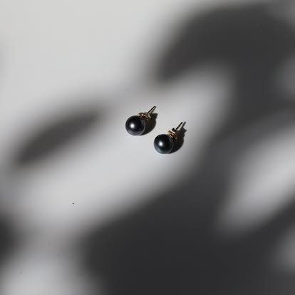 Cercei Alba cu perle negre de cultura de 6mm din aur galben de 14k - imagine 3