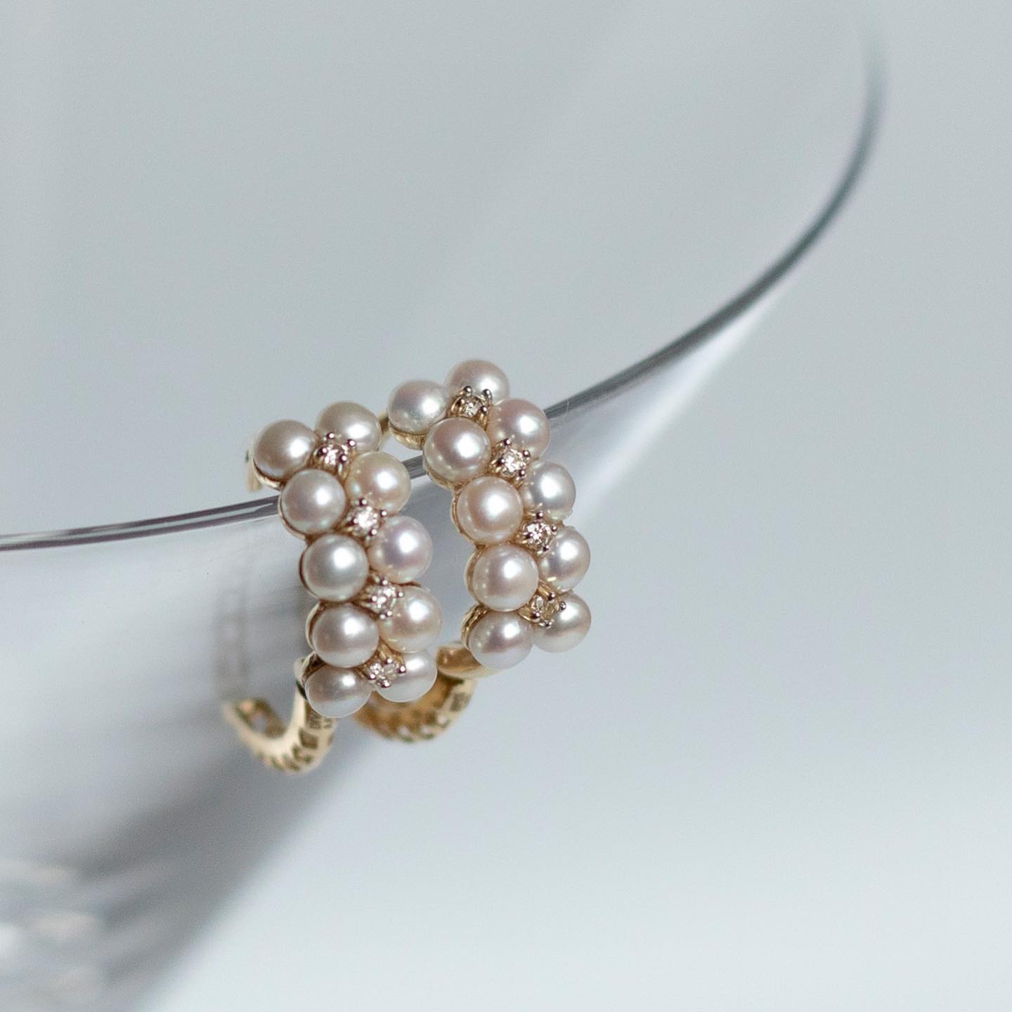 Cercei Royal cu perle albe de cultura 3mm si diamante de 0.14CT, aur galben de 14k - Image 3