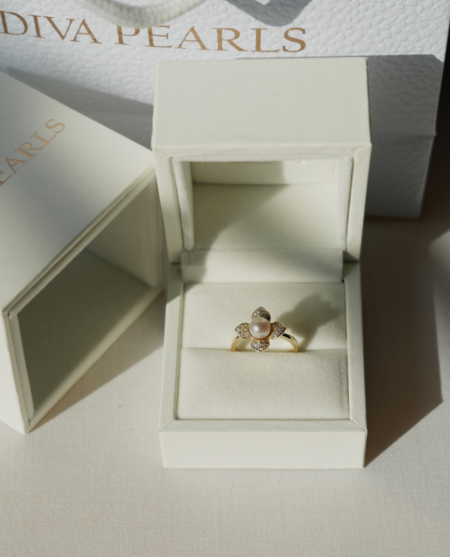 Inel Flower o cu perla alba de cultura si cu diamant de 0.17 CT, aur galben 14k - imagine 4