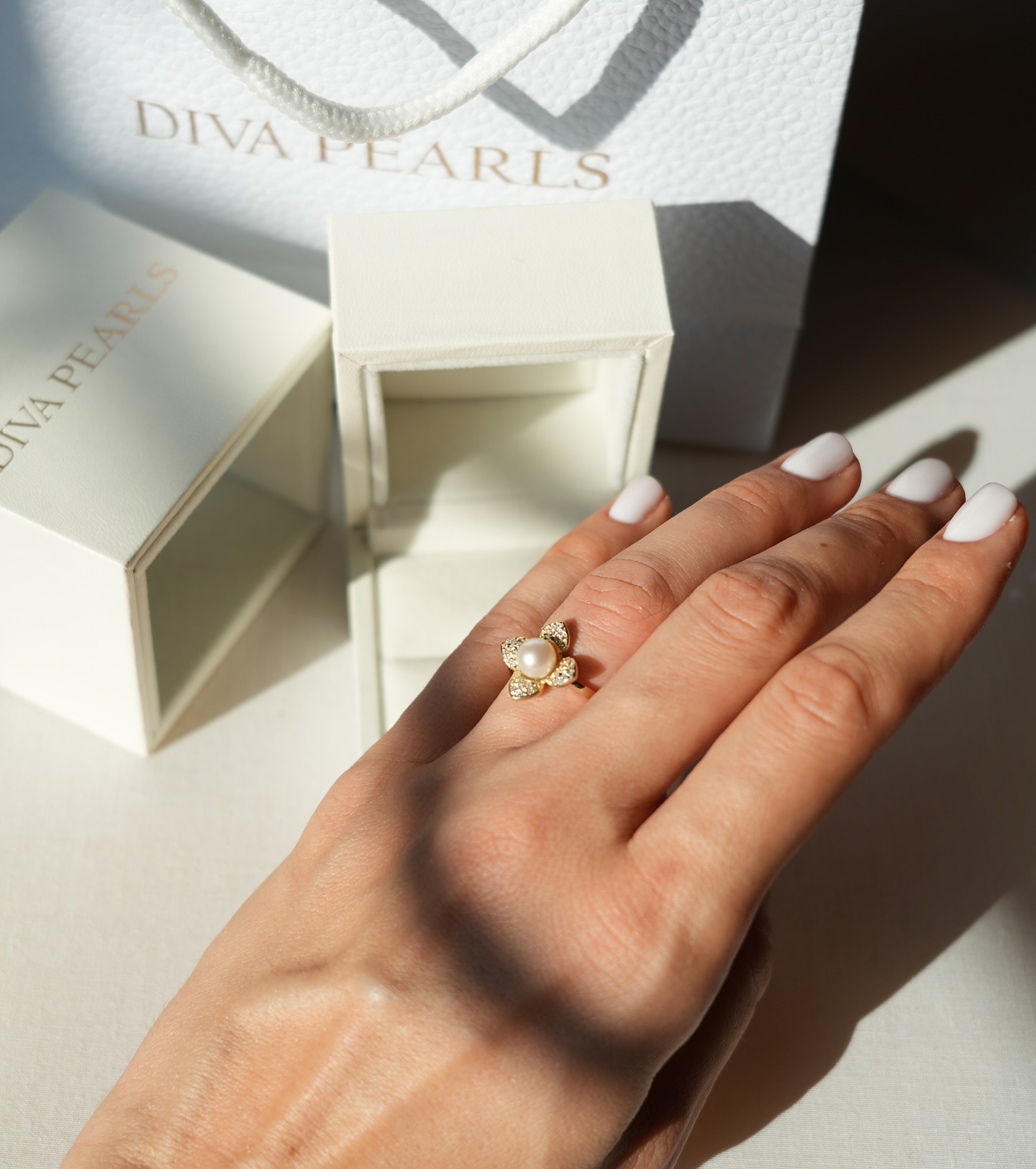 Inel Flower o cu perla alba de cultura si cu diamant de 0.17 CT, aur galben 14k - imagine 2