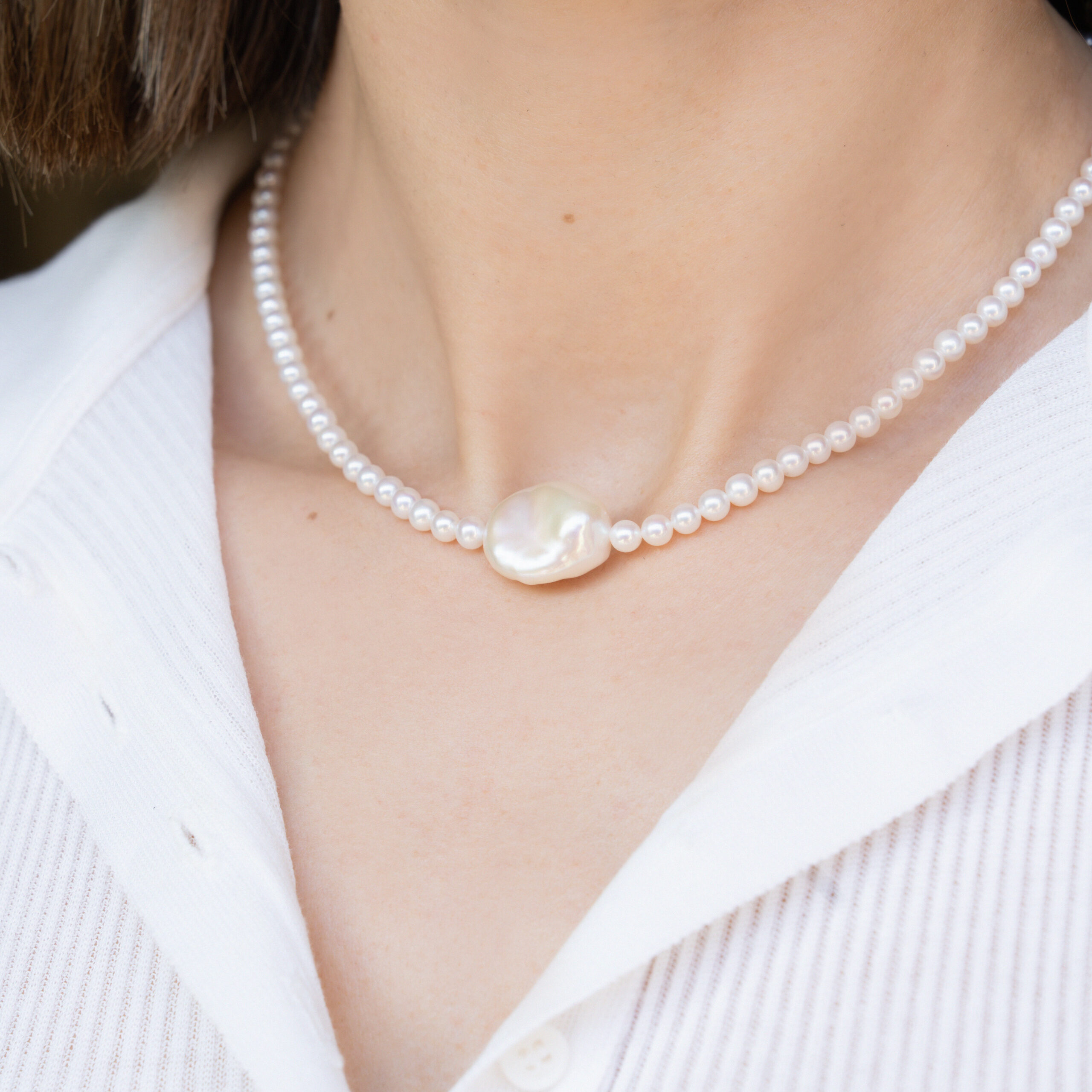 Colier Laguna cu perle albe de cultura de 4mm, o perla baroque, inchizatoare din aur galben de 18k