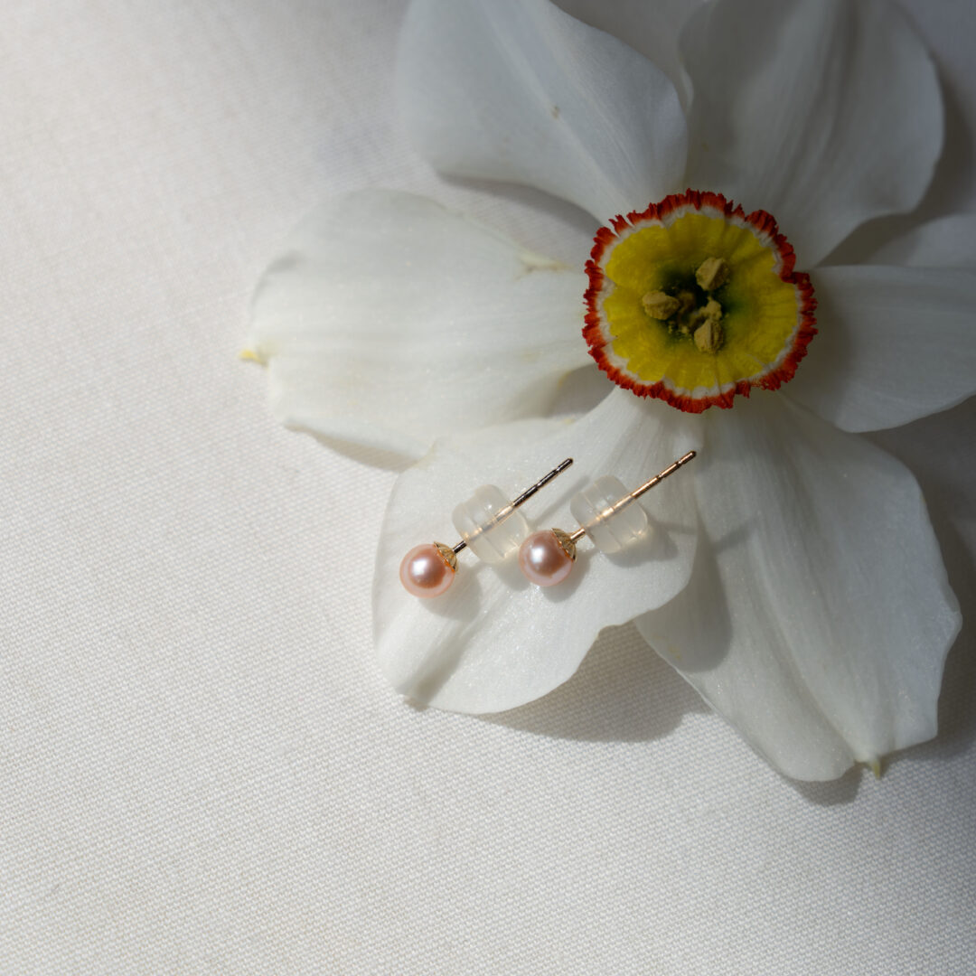 Cercei Pure cu perle roz de cultura de 3mm din aur galben de 18k
